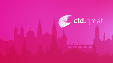 Magentafarbene Grafik mit ctd.qmat-Logo und Stadtsilhouette als Slider für Eilmeldung.